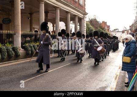 Windsor, Berkshire, England, Großbritannien. 2023. Trommelkorps, 1. Bataillon Welsh Guards marschieren vorbei an der Guidhall in Windsor, Großbritannien. Stockfoto