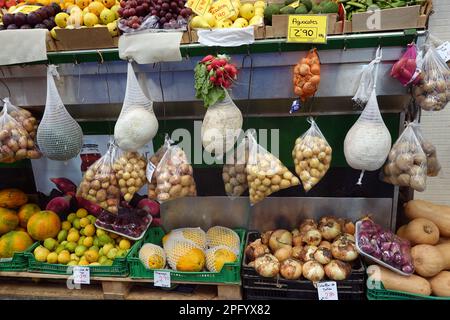 Obst und Gemüse an einem Verkaufsstand in der Markthalle Mercado De Vegueta Stockfoto