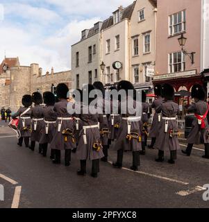 Windsor, Berkshire, England, Großbritannien. 2023. Soldaten des 1. Bataillons der Walisischen Garde marschieren entlang der High Street und auf das Schloss für Wachmann Stockfoto