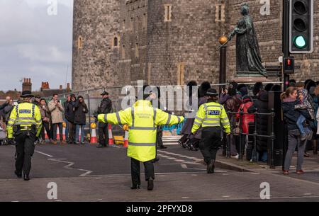 Windsor, Berkshire, England, Großbritannien. 2023. Zeremonialdirektor, der während der Wachablösung die Menge mit ausgestreckten Armen kontrolliert. Stockfoto