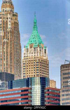 Das Verdigris-Pyramidendach markiert die Wall Street 40, das Trump Building. Stockfoto