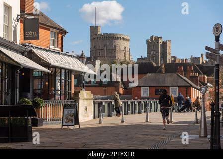 Windsor, Berkshire, England, Großbritannien. 2023. Windsor Castle mit Blick über Windsor und Eton Bridge Stockfoto