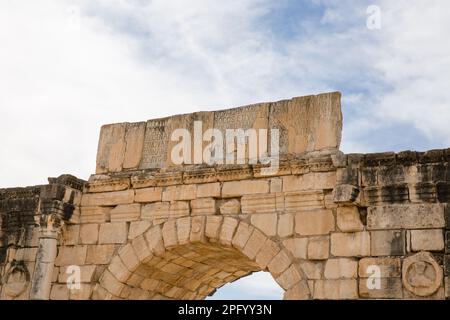 Blick auf die Inschrift auf dem Triumphbogen, erbaut zu Ehren des Kaisers Carcalla in Volubilis Stockfoto