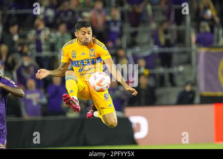 Orlando, Florida, USA, 15. März 2023, Tigres Mittelfeldspieler Javier Aquino #20 erhält in der ersten Hälfte des Exploria Stadions einen Pass. (Foto: Marty Jean-Louis) Stockfoto