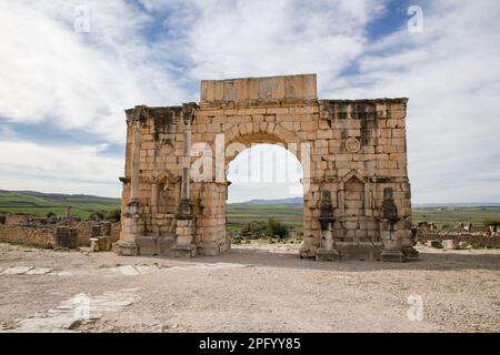 Der Triumphbogen, erbaut zu Ehren von Kaiser Carcalla in Volubilis Stockfoto