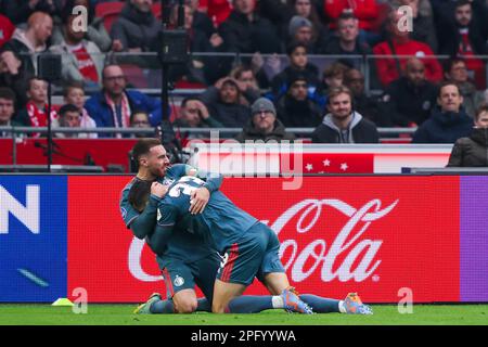 19-03-2023: Sport: Ajax gegen Feyenoord AMSTERDAM, NIEDERLANDE - MÄRZ 19: Lutsharel Geertruida (Feyenoord Rotterdam), Orkun Kokcu (Feyenoord Rotterdam) Stockfoto