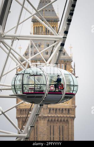 Die Mitarbeiter sorgen dafür, dass die 1.152 Glasscheiben des London Eye lastminute.com in Westminster dieses Jahr für Millionen von Besuchern bereit sind. Foto: Freitag, 17. März 2023. Stockfoto