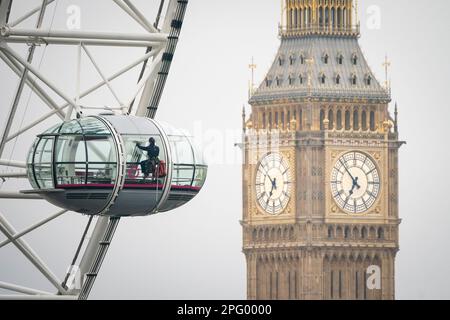 Die Mitarbeiter sorgen dafür, dass die 1.152 Glasscheiben des London Eye lastminute.com in Westminster dieses Jahr für Millionen von Besuchern bereit sind. Foto: Freitag, 17. März 2023. Stockfoto