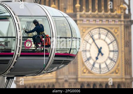 Die Mitarbeiter sorgen dafür, dass die 1.152 Glasscheiben des London Eye lastminute.com in Westminster dieses Jahr für Millionen von Besuchern bereit sind. Foto: Freitag, 17. März 2023. Stockfoto