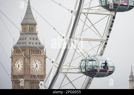 Die Mitarbeiter sorgen dafür, dass die 1.152 Glasscheiben des London Eye lastminute.com in Westminster dieses Jahr für Millionen von Besuchern bereit sind. Foto: Freitag, 17. März 2023. Stockfoto