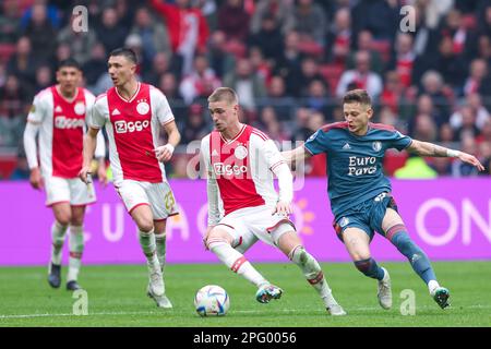 19-03-2023: Sport: Ajax gegen Feyenoord AMSTERDAM, NIEDERLANDE - MÄRZ 19: Kenneth Taylor (Ajax) und Sebastian Szymanski (Feyenoord Rotterdam) während der Stockfoto