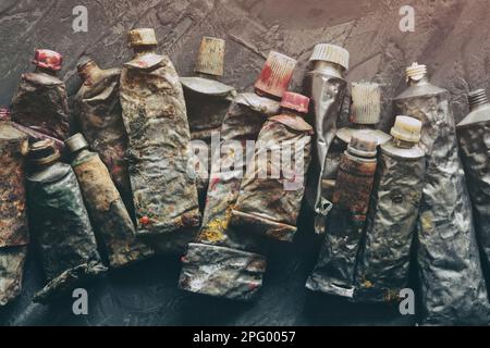 Alte alte Lackrohre. Nahaufnahme von Retro-gebrauchten Schläuchen von professionellen Farben in verschiedenen Farben. Stockfoto