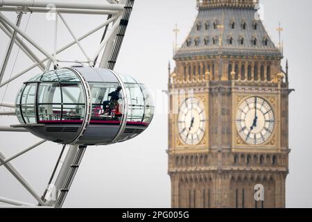 Die Mitarbeiter sorgen dafür, dass das London Eye lastminute.com in Westminster mit 1.152 Glasscheiben dieses Jahr für Millionen von Besuchern bereit ist. Foto: Freitag, 17. März 2023. Stockfoto