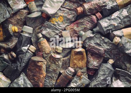 Alte Lackrohre. Nahaufnahme von altmodisch gebrauchten Schläuchen professioneller Farben in verschiedenen Farben. Stockfoto