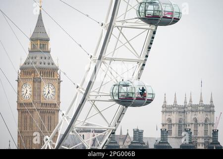 Die Mitarbeiter sorgen dafür, dass das London Eye lastminute.com in Westminster mit 1.152 Glasscheiben dieses Jahr für Millionen von Besuchern bereit ist. Foto: Freitag, 17. März 2023. Stockfoto