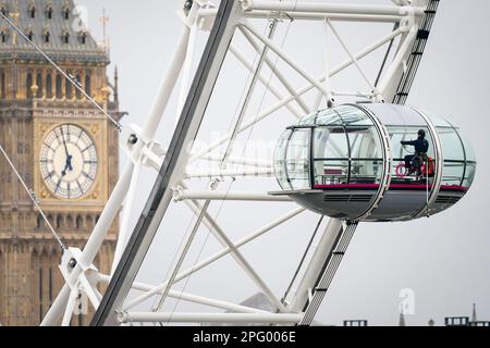 Die Mitarbeiter sorgen dafür, dass das London Eye lastminute.com in Westminster mit 1.152 Glasscheiben dieses Jahr für Millionen von Besuchern bereit ist. Foto: Freitag, 17. März 2023. Stockfoto