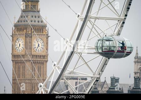 Die Mitarbeiter sorgen dafür, dass das London Eye lastminute.com in Westminster mit 1.152 Glasscheiben dieses Jahr für Millionen von Besuchern bereit ist. Foto: Freitag, 17. März 2023. Stockfoto