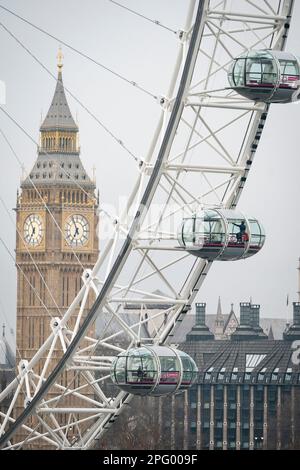 Die Mitarbeiter sorgen dafür, dass das London Eye lastminute.com in Westminster mit 1.152 Glasscheiben dieses Jahr für Millionen von Besuchern bereit ist. Foto: Freitag, 17. März 2023. Stockfoto