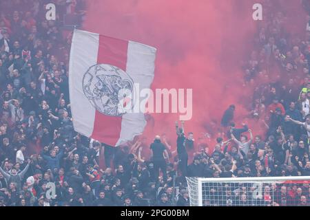 19-03-2023: Sport: Ajax gegen Feyenoord AMSTERDAM, NIEDERLANDE - MÄRZ 19: Fans von Ajax während des Spiels Eredivisie AFC Ajax und Feyenoord Rotterdam bei J Stockfoto