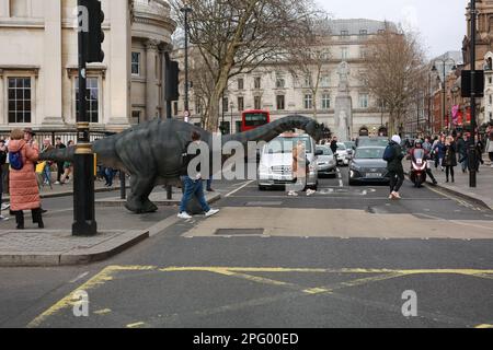 London, Großbritannien. 18. Februar 2023 Dinosaurierinvasion am Trafalgar Square zur Förderung von Jurassic Live ist eine West End-Show im Adelphi Theatre. © Waldemar Sikora Stockfoto