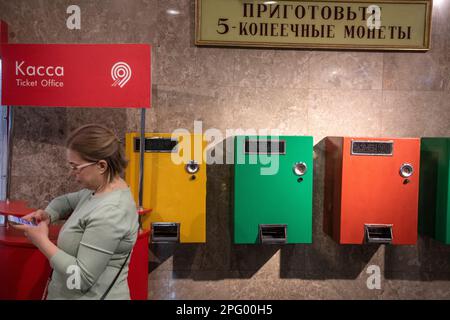 Moskau, Russland. 19. März 2023. Blick auf Verkaufsautomaten zum Umtausch von sowjetischen Münzen verschiedener Stückelungen gegen fünf Kopeck-Münzen zur Bezahlung von Fahrten in der sowjetischen U-Bahn auf dem Gebiet des Career Guidance Center und des Metro-Museums in Moskau, Russland Stockfoto