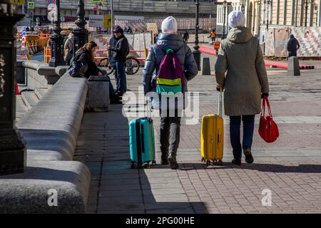 Moskau, Russland. 19. März 2023. Die Menschen gehen auf dem Komsomolskaja-Platz, auch informell bekannt als drei-Stationen-Platz, und beziehen sich dabei auf die drei wichtigsten Bahnhöfe der russischen Hauptstadt - Leningradsky, Jaroslavsky und Kasansky - zwischen den Gebäuden, die ihn umgeben, in Moskau, Russland Stockfoto