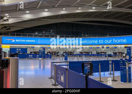 FLUGHAFEN HEATHROW, LONDON, 9. MÄRZ 2023: Check-in-Bereich von British Airways in Terminal 5 Heathrow Stockfoto