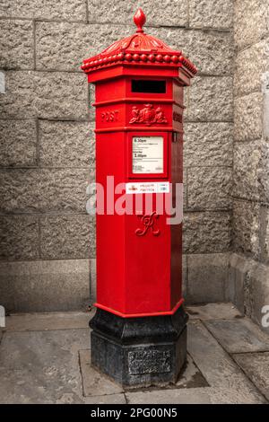 Der berühmte rote Postkasten Royal Mail ist Teil des britischen Erbes und seit fast einhundertachtzig Jahren ein vertrauter Anblick auf den Straßen Großbritanniens. Stockfoto