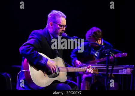 Kopenhagen, Dänemark. 17., Februar 2023. Das amerikanische Musikduo The Handsome Family führt ein Live-Konzert im Hotel Cecil in Kopenhagen auf. Hier sehen Sie den Sänger und Musiker Brett Sparks live auf der Bühne. (Foto: Gonzales Photo - Dejan Obretkovic). Stockfoto