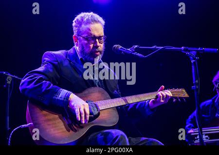 Kopenhagen, Dänemark. 17., Februar 2023. Das amerikanische Musikduo The Handsome Family führt ein Live-Konzert im Hotel Cecil in Kopenhagen auf. Hier sehen Sie den Sänger und Musiker Brett Sparks live auf der Bühne. (Foto: Gonzales Photo - Dejan Obretkovic). Stockfoto