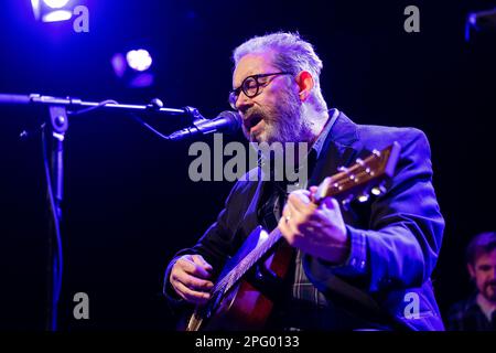 Kopenhagen, Dänemark. 17., Februar 2023. Das amerikanische Musikduo The Handsome Family führt ein Live-Konzert im Hotel Cecil in Kopenhagen auf. Hier sehen Sie den Sänger und Musiker Brett Sparks live auf der Bühne. (Foto: Gonzales Photo - Dejan Obretkovic). Stockfoto