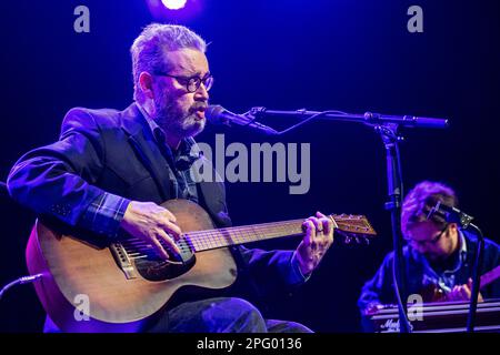 Kopenhagen, Dänemark. 17., Februar 2023. Das amerikanische Musikduo The Handsome Family führt ein Live-Konzert im Hotel Cecil in Kopenhagen auf. Hier sehen Sie den Sänger und Musiker Brett Sparks live auf der Bühne. (Foto: Gonzales Photo - Dejan Obretkovic). Stockfoto