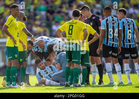 Erechim, Rio Grande Do Sul, Brasilien, 19. März 2023. Pepe von Gremio fühlt sich beim Spiel zwischen Ypiranga und Gremio für die Gaucho-Meisterschaft 2023 im Colosso da Lagoa Stadion am 19. März in Erechim verletzt. Foto: Richard Ducker/DiaEsportivo/DiaEsportivo/Alamy Live News Stockfoto