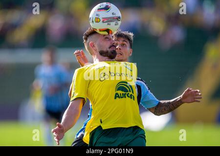 Erechim, Rio Grande Do Sul, Brasilien, 19. März 2023. Robson von Ypiranga kämpft um den Besitz von Ferreirinha von Gremio während des Spiels zwischen Ypiranga und Gremio um die Gaucho-Meisterschaft 2023 im Colosso da Lagoa Stadium am 19. März in Erechim. Foto: Richard Ducker/DiaEsportivo/DiaEsportivo/Alamy Live News Stockfoto