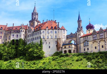 Schloss Sigmaringen im Sommer, Baden-Württemberg. Es ist ein Wahrzeichen von Schwarzwald. Landschaft des alten deutschen Hohenzollernhauses wie der gotische Palast. Stockfoto