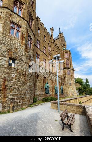 Schloss Hohenzollern auf dem Berggipfel in der Nähe von Stuttgart. Das Schloss Hohenzollern ist ein berühmtes deutsches Denkmal, ein Wahrzeichen von Baden-Württemberg. Scen Stockfoto