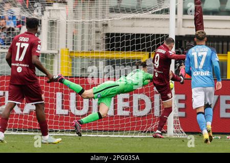 Alex Meret, italienischer Torwart von SSC Napoli, fordert den Ball mit dem Paraguayanischen Stürmer Antonio Sanabria in Torino während des Fußballspiels der Serie A zwischen Torino und SSC Napoli im Olimpico Grande Torino Stadion in Torino, Norditalien, am 19. März 2023. Stockfoto