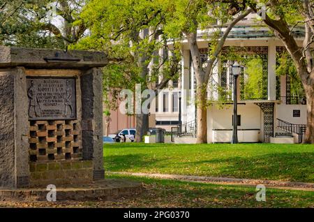 Die Schlacht von Mobile Bay wird mit einer historischen Gedenktafel am Bienville Square, 8. März 2023, in Mobile, Alabama, geehrt. Stockfoto