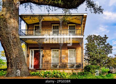 Das Spear-Barter House ist in Fort Conde Village, 8. März 2023, in Mobile, Alabama, abgebildet. Das 1857 erbaute Haus ist eines von mehreren restaurierten. Stockfoto