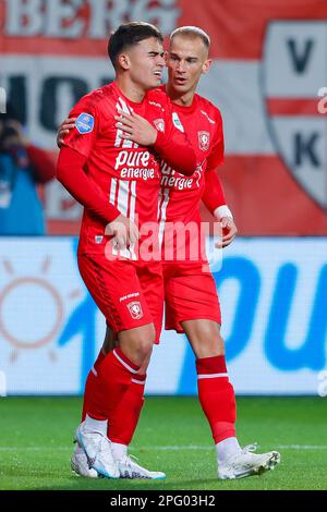 19-03-2023: Sport: Twente gegen AZ ENSCHEDE, NIEDERLANDE - MÄRZ 19: Manfred Ugalde (FC Twente) verletzt nach IS Tor während des Spiels Eredivisie FC Twen Stockfoto