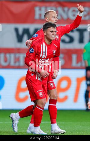 19-03-2023: Sport: Twente gegen AZ ENSCHEDE, NIEDERLANDE - MÄRZ 19: Manfred Ugalde (FC Twente) verletzt nach IS Tor während des Spiels Eredivisie FC Twen Stockfoto