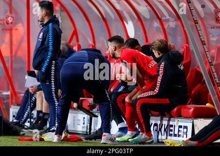 19-03-2023: Sport: Twente gegen AZ ENSCHEDE, NIEDERLANDE - MÄRZ 19: Julio Pleguezuelo (FC Twente), Ersatz während des Spiels Eredivisie FC Twente an Stockfoto