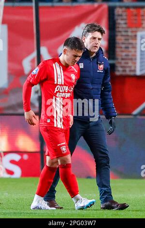 19-03-2023: Sport: Twente gegen AZ ENSCHEDE, NIEDERLANDE - MÄRZ 19: Manfred Ugalde (FC Twente) beim Spiel Eredivisie FC Twente und AZ Alkm verletzt Stockfoto