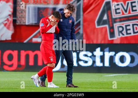 19-03-2023: Sport: Twente gegen AZ ENSCHEDE, NIEDERLANDE - MÄRZ 19: Manfred Ugalde (FC Twente) beim Spiel Eredivisie FC Twente und AZ Alkm verletzt Stockfoto