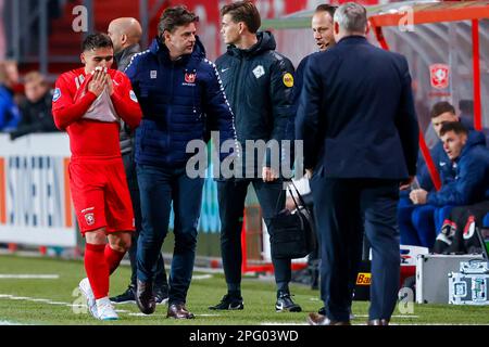 19-03-2023: Sport: Twente gegen AZ ENSCHEDE, NIEDERLANDE - MÄRZ 19: Manfred Ugalde (FC Twente) beim Spiel Eredivisie FC Twente und AZ Alkm verletzt Stockfoto