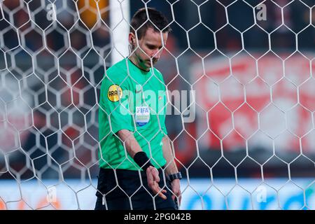 19-03-2023: Sport: Twente gegen AZ ENSCHEDE, NIEDERLANDE - MÄRZ 19: Schiedsrichter Rens Bluemink kontrolliert das Tor während des Spiels Eredivisie FC TWE Stockfoto