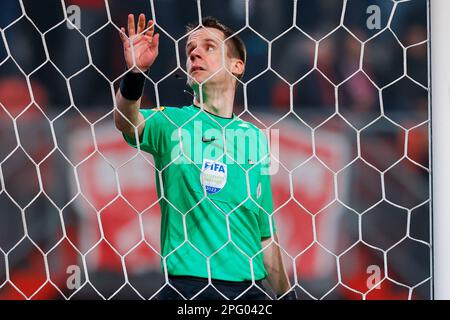 19-03-2023: Sport: Twente gegen AZ ENSCHEDE, NIEDERLANDE - MÄRZ 19: Schiedsrichter Rens Bluemink kontrolliert das Tor während des Spiels Eredivisie FC TWE Stockfoto