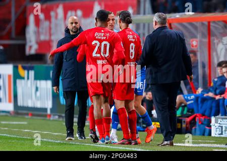 19-03-2023: Sport: Twente / AZ ENSCHEDE, NIEDERLANDE - MÄRZ 19: Jesper Karlsson (AZ Alkmaar) und Ramiz Zerrouki (FC Twente) während des Spiels Ereardo Stockfoto