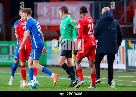 19-03-2023: Sport: Twente / AZ ENSCHEDE, NIEDERLANDE - MÄRZ 19: Jesper Karlsson (AZ Alkmaar) und Ramiz Zerrouki (FC Twente) während des Spiels Ereardo Stockfoto