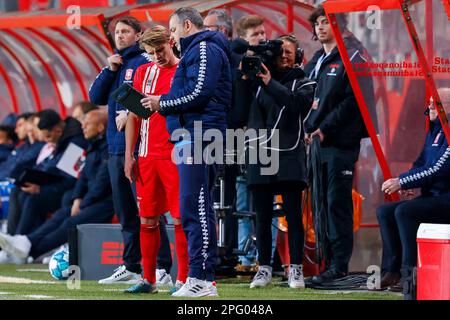 19-03-2023: Sport: Twente / AZ ENSCHEDE, NIEDERLANDE - MÄRZ 19: SEM Steijn (FC Twente) und Sander Boschker (keeperstrainer FC Twente), Substitution Stockfoto